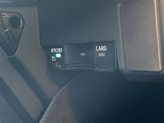 【ETC】有料道路を利用する際に料金所で停止することなく通過できる、ETC車載器（ノンストップ自動料金収受システム機器）が装備されています。セットアップを行うことで利用可能になります。