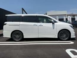 リヤスライド仕様となっていますので開け閉めの際、隣の車にドアをぶつける心配がございません☆