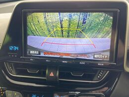 【バックカメラ】駐車時に後方がリアルタイム映像で確認できます。大型商業施設や立体駐車場での駐車時や、夜間のバック時に大活躍！運転スキルに関わらず、今や必須となった装備のひとつです！