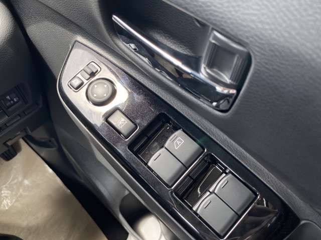 ☆ご納車前準備☆　お客様の安心安全の為にご納車前の準備にも力を入れております！ 整備士と営業が連携して確認しております。中古車は修復歴がないか・内外装の清掃・部品の確認交換をしています