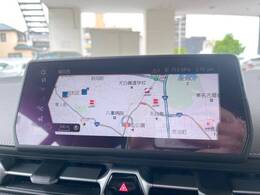 【純正HDDナビ】高級感とインパクトのある大型ワイドナビを装備。各種オーディオ操作はもちろん、横長ワイド画面でのマップ2分割表示など、利便性も高いナビです♪