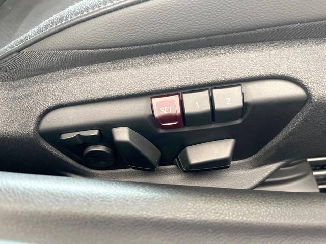 【メモリー機能付きパワーシート】ドライバーごとに設定したシート位置を記憶して、ボタン一つで切り替えできる便利な機能！運転する方が複数名いらっしゃるご家庭におすすめです♪