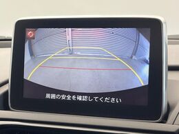 【バックカメラ】駐車時に後方がリアルタイム映像で確認できます。大型商業施設や立体駐車場での駐車時や、夜間のバック時に大活躍！運転スキルに関わらず、今や必須となった装備のひとつです！