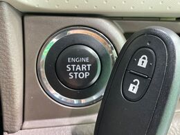 【インテリジェントキー】カバンやポケットに入れたままでもドアの施錠・解錠が可能なスマートキーを装備。エンジンのオン・オフ時もカギを取り出す必要が無いからとっても便利です♪