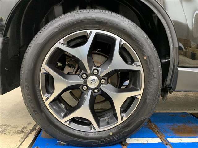 スポーティな印象を与える純正18インチアルミホイールです。