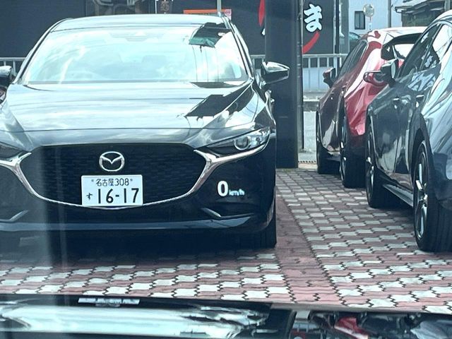 【カラーヘッドアップディスプレイ】現在の速度や走行情報をデジタル表示で運転席前方のガラスに投影！カラー付きで視認性も高く、運転中目線をずらさず必要な情報を確認できるのでとっても便利で安心！
