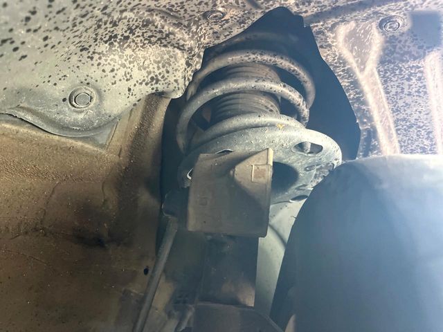 お車を安心してお乗りいただく為には、足回りの定期点検が欠かせません。サービスサポート（有償保証）では無料点検もご提供しており、安心のカーライフをお過ごしいただけるサポート体制が整っています。