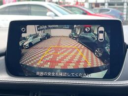 【バックカメラ】駐車時に後方がリアルタイム映像で確認できます。大型商業施設や立体駐車場での駐車時や、夜間のバック時に大活躍！運転スキルに関わらず、今や必須となった装備のひとつです！