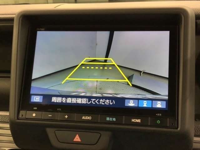 リバースギアに入れるだけで後方の表示へ切り替わります。夜間や雨の日の駐車も楽になりますよ。