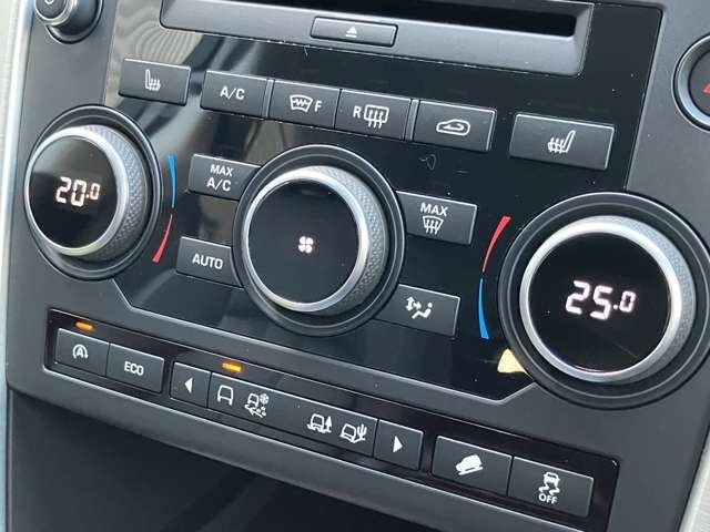 【デュアルオートエアコン】大きなダイヤルで温度調節が可能でございます！手元も見なくてもわかりやすくなっており、運転にも集中できます！