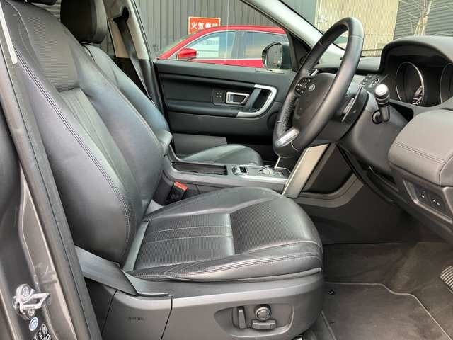 【運転席】厚みがあり、ゆったりと座れるエボニーシートになります。長時間のドライブもストレスなく走行ができ、運転に集中することができます。
