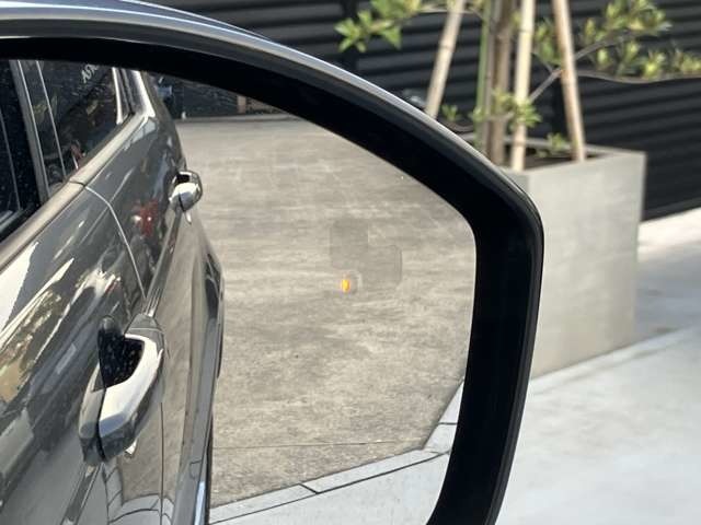 【ブラインドスポット】車線変更時に目視できない車を検知すると、検知した側のミラーに警告ライトが点灯。更にステアリングを制御し、アシストしてくれます。