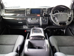 コックピット周りのお写真です！インテリアパネルが艶有の黒木目で統一されてます！