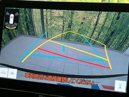 【バックカメラ】駐車時に後方がリアルタイム映像で確認できます。大型商業施設や立体駐車場での駐車時や、夜間のバック時に大活躍！運転スキルに関わらず、今や必須となった装備のひとつです！