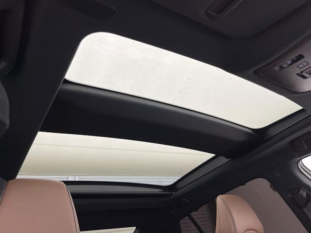 【パノラマルーフ】大型のガラスルーフ搭載で車内の解放感が一気にアップ！開放的なドライブをお楽しみいただけます。