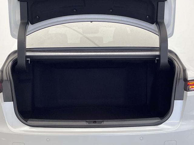 積み下ろしのしやすいデッキにはたっぷりと荷物を積み込んでいただけます。遊びから仕事まで、様々なシーンで頼れます♪