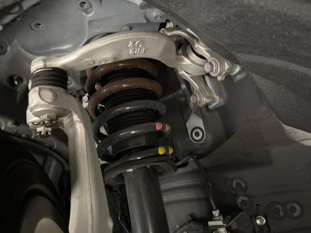 お車を安心してお乗りいただく為には、足回りの定期点検が欠かせません。サービスサポート（有償保証）では無料点検もご提供しており、安心のカーライフをお過ごしいただけるサポート体制が整っています。