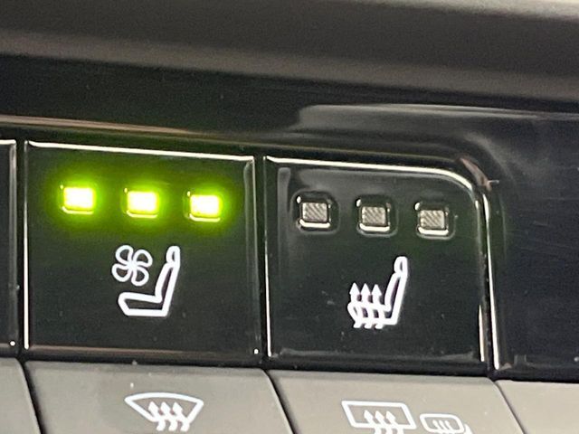【全席シートベンチレーション】夏場は涼しい風でお尻や背中の熱やムレを防ぎ、冬はエアコンよりも早く温まってポカポカに！レザーシートにうれしい装備で、季節を問わず快適に過ごせます。