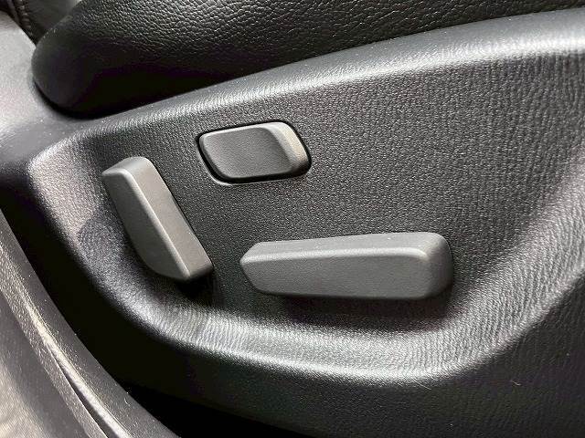 【パワーシート】は細やかな調整ができ、体格を問わずベストポジションがとれ長距離ドライブも快適です。
