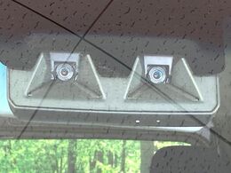 【スマートアシスト】走行中に前方の車両等を認識し、衝突しそうな時は警報とブレーキで衝突回避と被害軽減をアシスト。より安全にドライブをお楽しみいただけます。