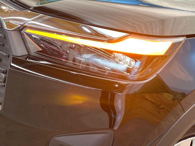 【LEDヘッドライト】悪天候や夜間走行時も良好な視界を確保し安心して運転できる高輝度LEDヘッドライトを装備！点灯速度が早く、消費電力も抑えられています。