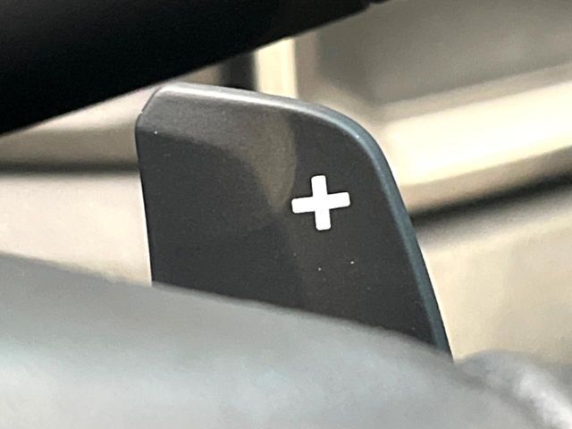 【パドルシフト】ハンドルから手を離さずに素早くシフトアップ＆ダウンができるので、エンジンブレーキを使う下り坂や高速道路の合流で加速したい場面で役立ちます。