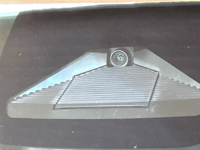 【ホンダセンシング】走行中に前方の車両等を認識し、衝突しそうな時は警報とブレーキで衝突回避と被害軽減をアシスト。より安全にドライブをお楽しみいただけます。