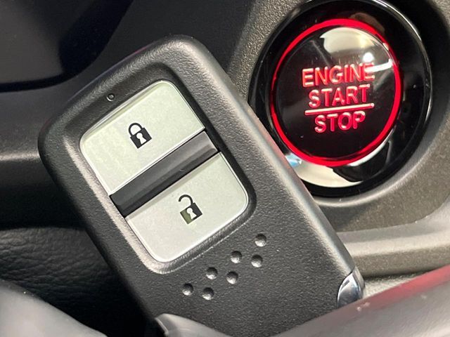 【Hondaスマートキー】カバンやポケットに入れたままでもドアの施錠・解錠が可能なスマートキーを装備。エンジンのオン・オフ時もカギを取り出す必要が無いからとっても便利です♪