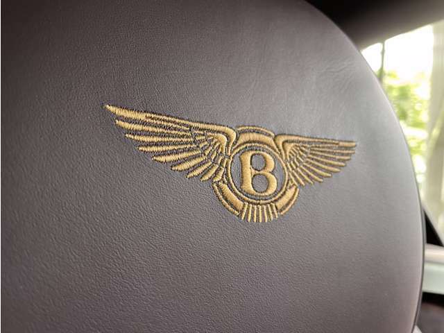Bentleyのエンブレム刺繍がヘッドレストへ施されております。