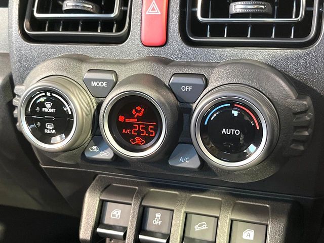 【オートエアコン】一度お好みの温度に設定すれば、車内の温度を検知し風量や温度を自動で調整。暑い…寒い…と何度もスイッチ操作をする必要はありません。快適な車内空間には必須の機能ですね♪