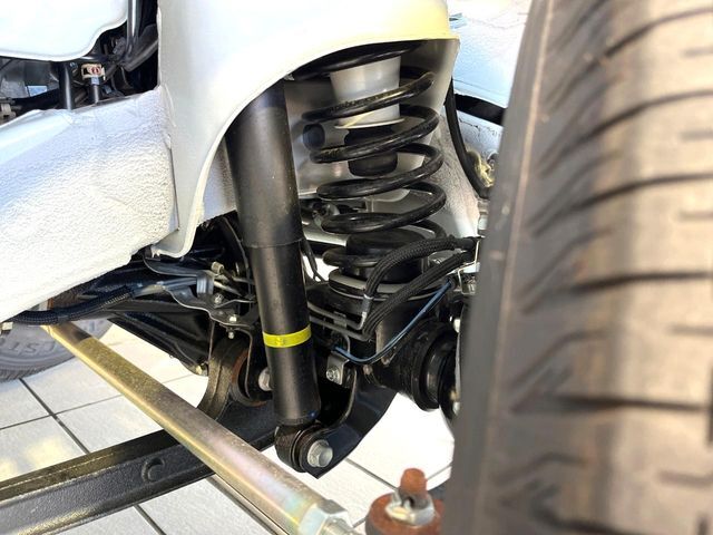 お車を安心してお乗りいただく為には、足回りの定期点検が欠かせません。サービスサポート（有償保証）では無料点検もご提供しており、安心のカーライフをお過ごしいただけるサポート体制が整っています。