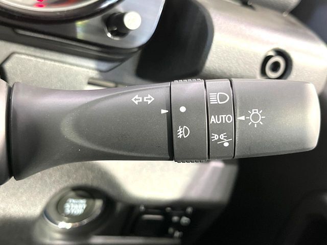 【オートライト】周りの明るさに応じて自動でヘッドライトの点灯・消灯ができる機能です！ライトの付け忘れ・消し忘れなどが無くなり、雨の日や夕方の走行も安心！トンネル通過時も便利ですね♪