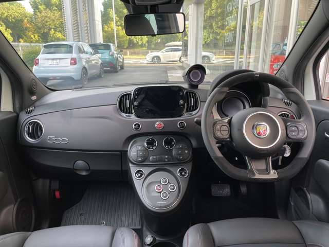 スポーティなインテリアのABARTH