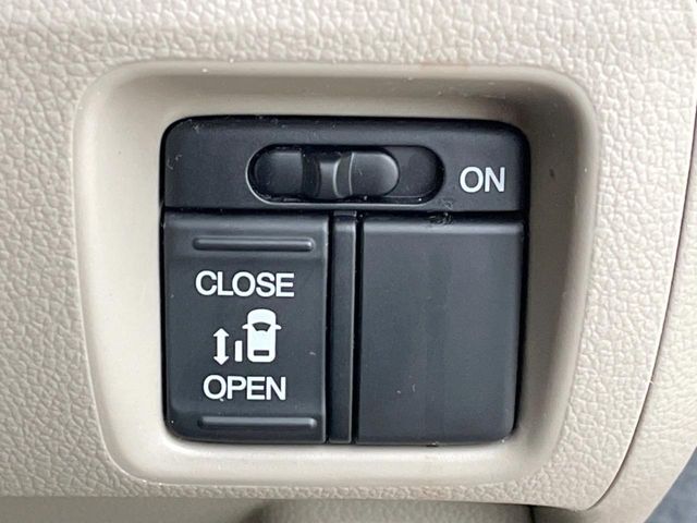 【パワースライドドア】スマートキーや運転席のスイッチでスライドドアの開閉が可能♪電動だから力を入れてドアを開ける必要が無く、小さいお子様でも、重い荷物を持っている時もラクに開け閉めできます♪