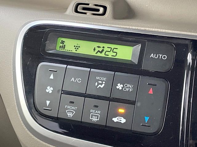 【オートエアコン】一度お好みの温度に設定すれば、車内の温度を検知し風量や温度を自動で調整。暑い…寒い…と何度もスイッチ操作をする必要はありません。快適な車内空間には必須の機能ですね♪