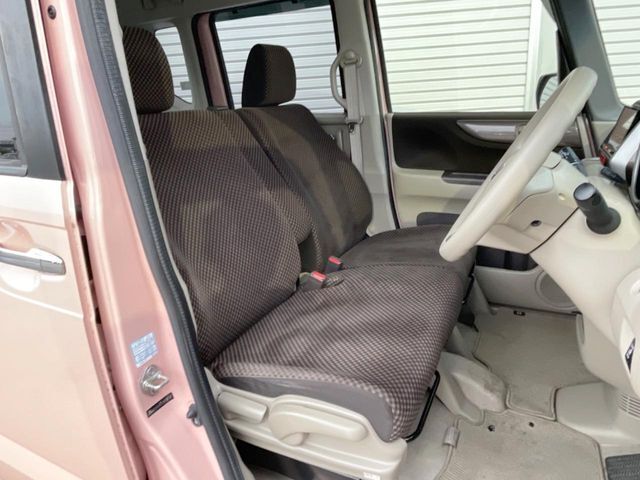 運転席まわりには十分なスペースがあり、大柄な方でもゆったり運転していただける環境です。