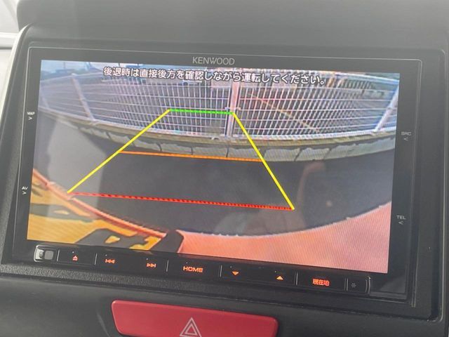 【バックカメラ】駐車時に後方がリアルタイム映像で確認できます。大型商業施設や立体駐車場での駐車時や、夜間のバック時に大活躍！運転スキルに関わらず、今や必須となった装備のひとつです！