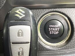 【キーレススタートシステム】カバンやポケットに入れたままでもドアの施錠・解錠が可能なスマートキーを装備。エンジンのオン・オフ時もカギを取り出す必要が無いからとっても便利です♪
