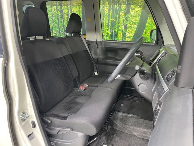 運転席まわりには十分なスペースがあり、大柄な方でもゆったり運転していただける環境です。