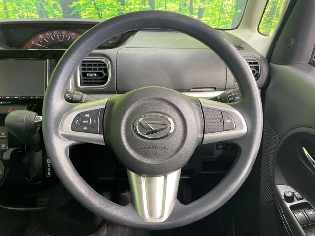 インテリアに合わせたデザインのステアリングは、運転される方のことも考え、運転しやすい形状、大きさです。是非一度、実際に触ってお確かめください。