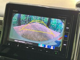 【バックカメラ】駐車時に後方がリアルタイム映像で確認できます。大型商業施設や立体駐車場での駐車時や、夜間のバック時に大活躍！運転スキルに関わらず、今や必須となった装備のひとつです！