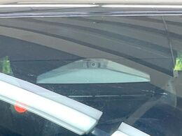 【トヨタセーフティセンス】走行中に前方の車両等を認識し、衝突しそうな時は警報とブレーキで衝突回避と被害軽減をアシスト。より安全にドライブをお楽しみいただけます。