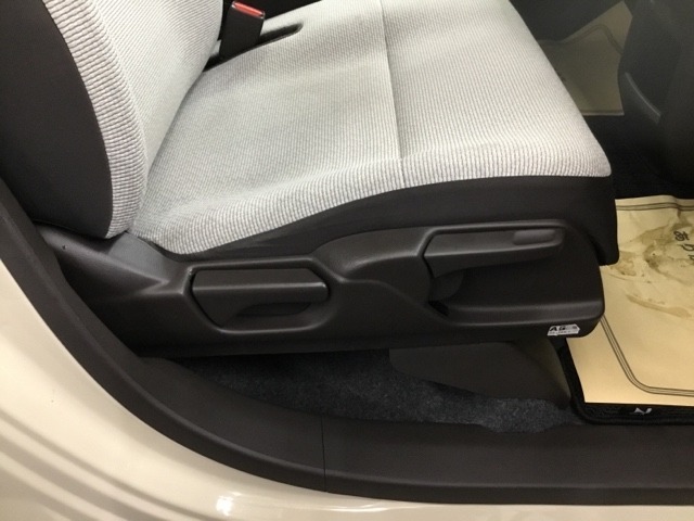 手動のレバーを使って、シートの高さや背もたれの角度を変えることができます。