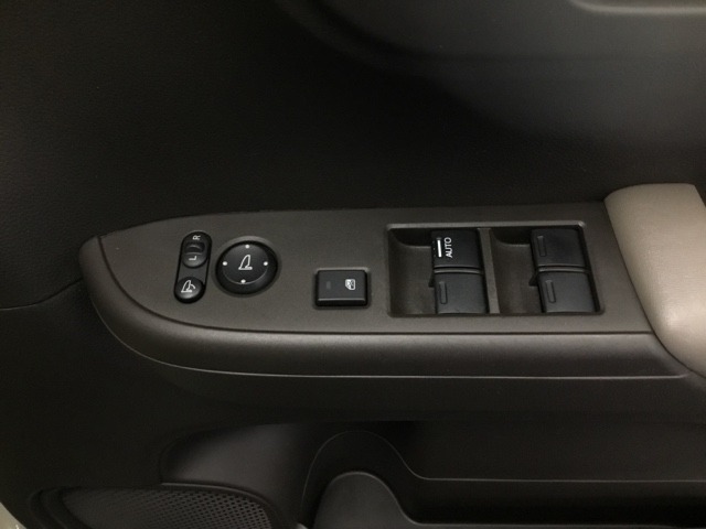 電動格納式リモコンドアミラーと、パワーウィンドウスイッチ等は運転席ドアにあります。