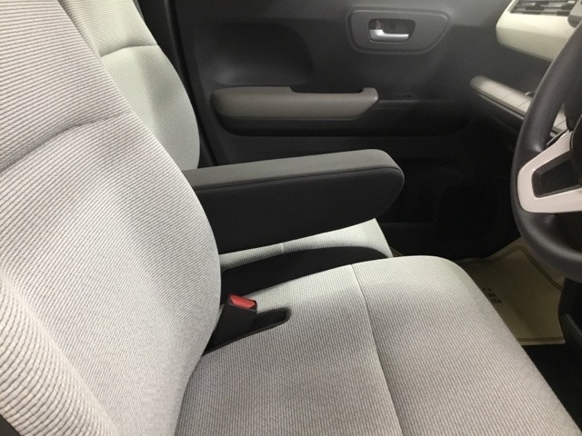 アームレストは運転時の疲労軽減になります。