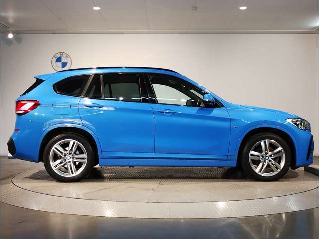 【BMWの伝統-3】BMWのお車は、“駆け抜ける歓び”を体現しております。走行の安定性とコーナリングの良さを追求し、思い通りにハンドルの操作可能です。