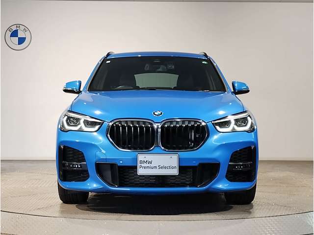 【BMWの伝統-1】BMWの特徴的な“キドニーグリル”は、80年以上続く伝統の形でございます。変わらないこだわりのデザインが、プレミアムブランド“BMW”を創り出します。