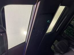 【ガラスルーフ】ガラスルーフ搭載で車内の解放感が一気にアップ！開放的なドライブをお楽しみいただけます。