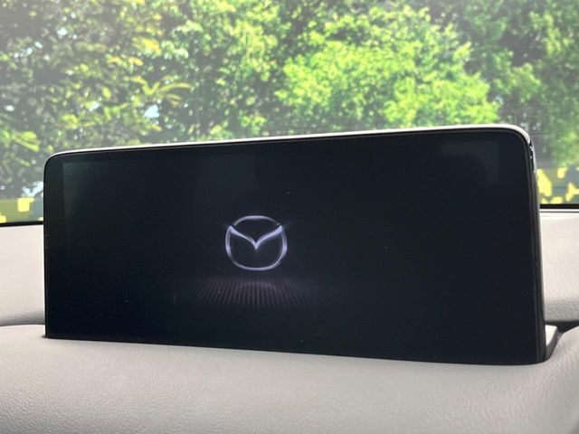 【10.25インチマツダコネクト】車内の雰囲気にマッチした大型ディスプレイ。スマホ接続でのナビ使用やBluetooth再生等、様々な機能が楽しめます。直感的なダイヤル操作が可能で、使い勝手も良好です。
