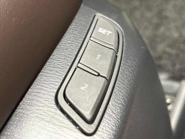 【メモリー機能付きパワーシート】ドライバーごとに設定したシート位置を記憶して、ボタン一つで切り替えできる便利な機能！運転する方が複数名いらっしゃるご家庭におすすめです♪